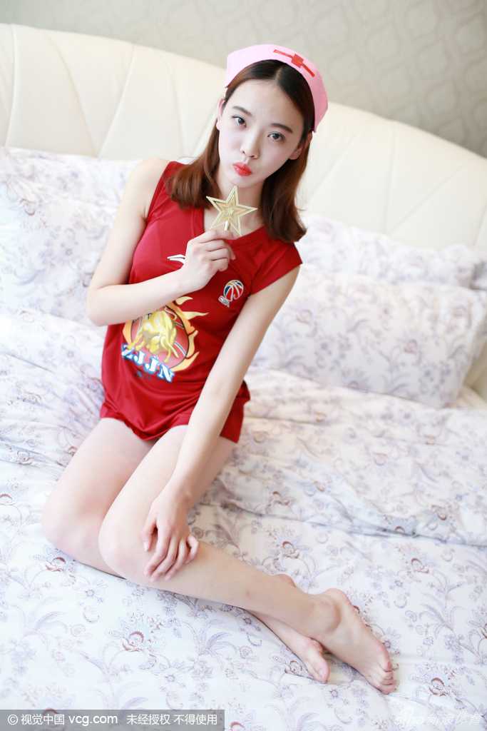 婉约护士宝贝助威浙江稠州男篮,铁血赛场外的柔美风景线 护士服穿搭尽显婉约气质,宝贝轻抚发丝眼神迷离,将女性柔美与赛场激情完美融合于这一组助威写真中。