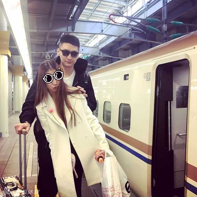 镜头拉近，孙悦温柔地抱着女儿，两人脸颊轻贴，享受着只属于父女二人的宁静与亲密，仿佛整个世界都安静了下来。