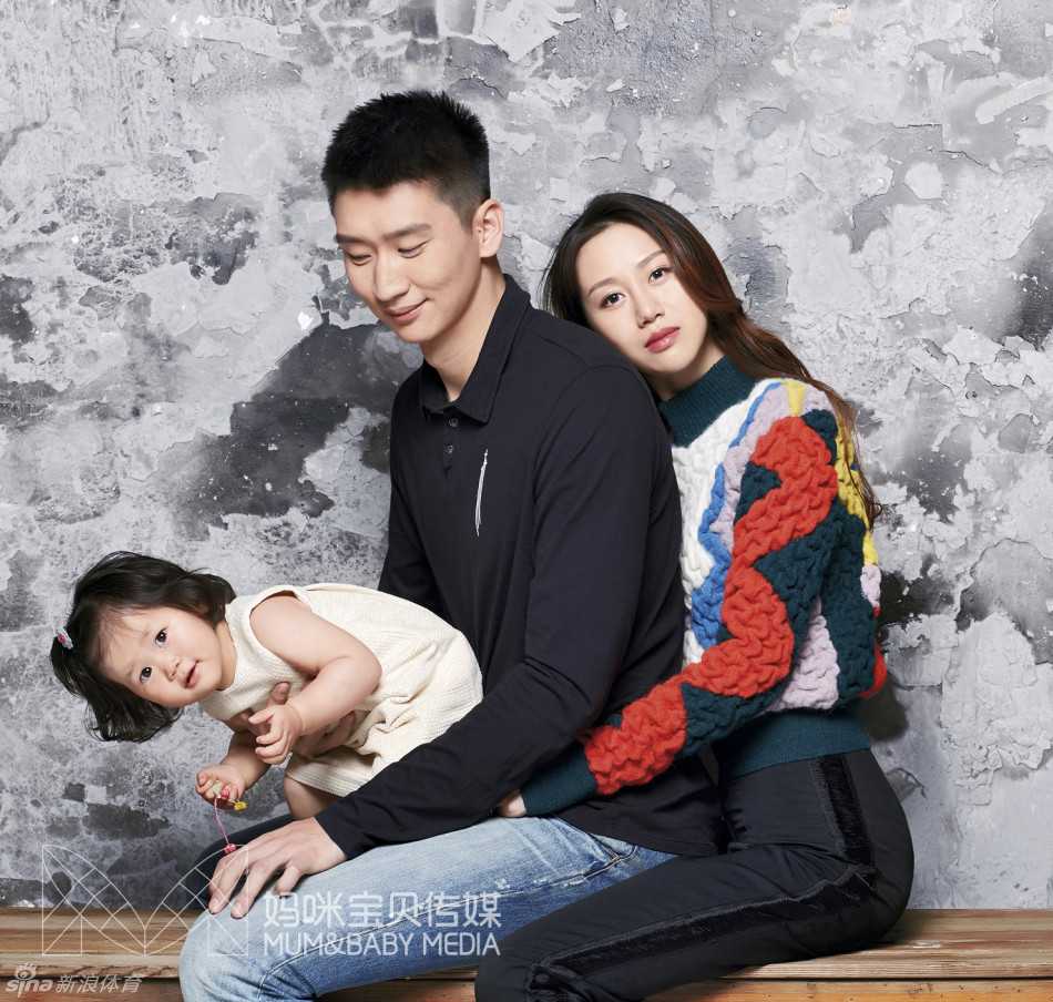 孙悦与陈露携爱女“月亮”温情出镜,家庭与篮球构筑的人生双赢 在充满童趣的拍摄现场,小月亮趴在柔软的地毯上,睁着圆圆的大眼睛看向镜头,纯真无邪的模样惹人怜爱,身后是守护着她的玩具小熊。