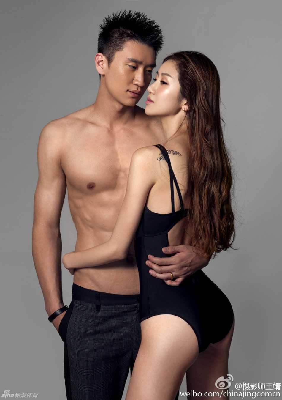 孙悦与陈露:篮坛与时尚圈的传奇眷侣,演绎中国版贝克汉姆与维多利亚 孙悦与陈露甜蜜相依,他身着深色礼服尽显绅士风度,她则一袭简约白裙优雅大方,两人相视而笑的瞬间,空气中仿佛都弥漫着幸福的味道。