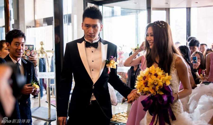 孙悦与陈露:篮坛与时尚圈的传奇眷侣,演绎中国版贝克汉姆与维多利亚 摄影师王靖镜头下的另一组时尚大片,孙悦与陈露以都市为背景,穿搭摩登,气场全开,完美复刻了贝克汉姆与维多利亚式的型男靓女组合风采。