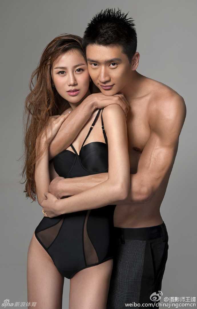 孙悦与陈露:篮坛与时尚圈的传奇眷侣,演绎中国版贝克汉姆与维多利亚 婚礼现场,孙悦身着黑色礼服,陈露身披洁白婚纱,手捧特制的紫金色花束,背景是亲友们祝福的目光,定格下他们人生中最神圣而美好的瞬间。