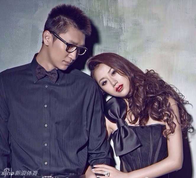 孙悦与陈露:篮坛与时尚圈的传奇眷侣,演绎中国版贝克汉姆与维多利亚 陈露身穿一袭红裙,肤白胜雪,在镜头前展现出自信迷人的笑容,完美驾驭各种时尚造型,散发出成熟女性的独立与魅力。