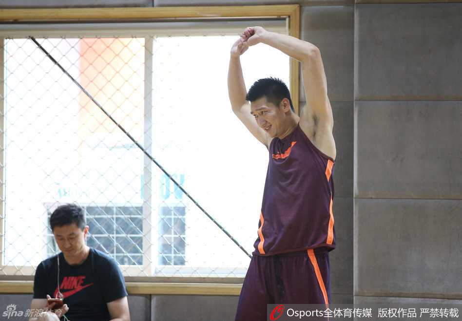 测试场边，翟晓川神情专注地看着正在进行折返跑的队友，作为国手的他虽然免测，但依然全程陪同为球队加油。