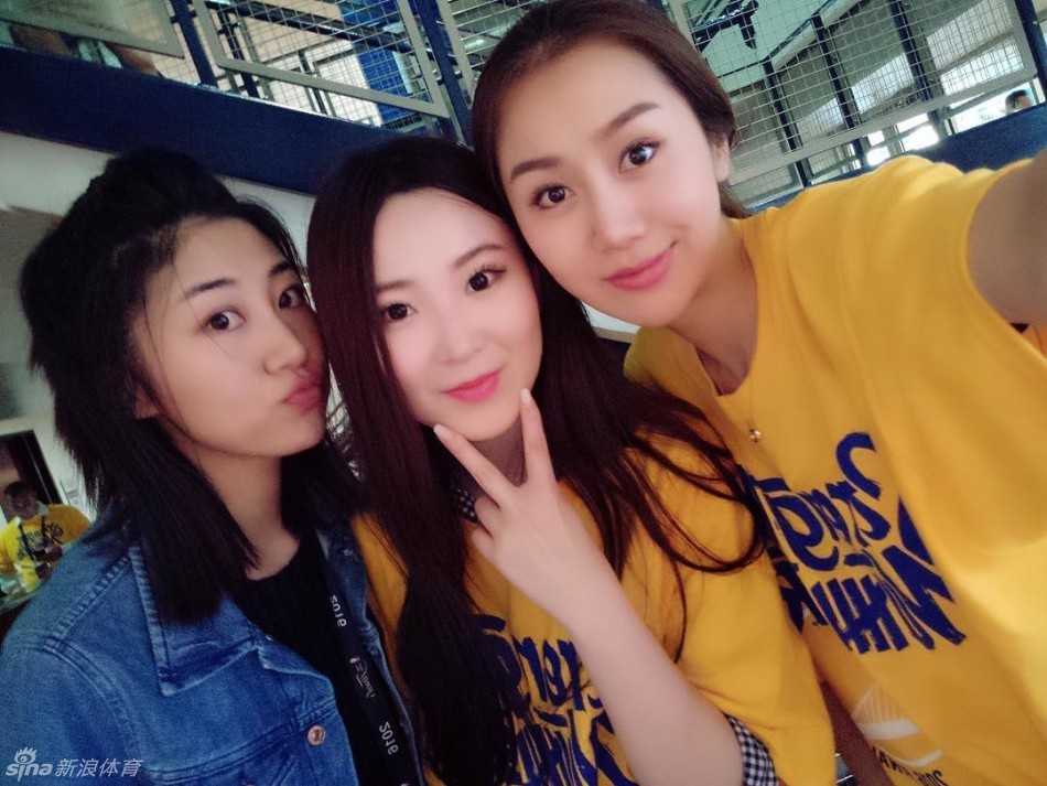 可爱的“小月亮”仿佛化身童话里的小仙子，正“牵起小象去兜风”，稚嫩的脸庞上写满了认真与好奇，萌态十足。