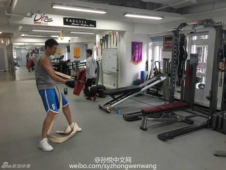 孙悦身上连接着复杂的电刺激康复仪器，尽管电流带来的刺痛让他的表情略显凝重，但他的眼神依旧坚定地望向前方，仿佛在凝视着赛场的方向。