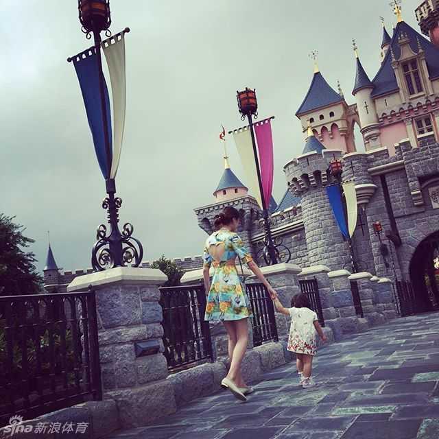 小家伙似乎被某个精彩的表演完全吸引住了，目不转睛地看着前方，神情专注而认真。陈露在一旁默默守护着这份纯真的好奇与快乐，画面安静而美好。