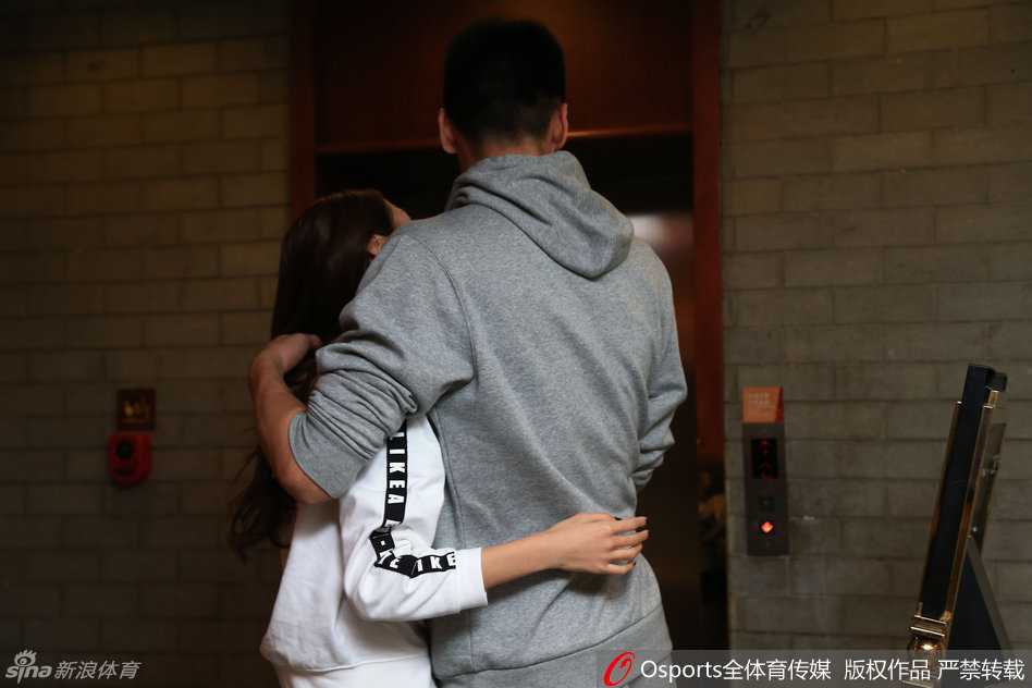 孙悦陈露爱意绵绵,生日派对定格幸福时光 孙悦双手合十,低头对着点燃蜡烛的蛋糕许愿,陈露在一旁温柔注视,眼中满是爱意