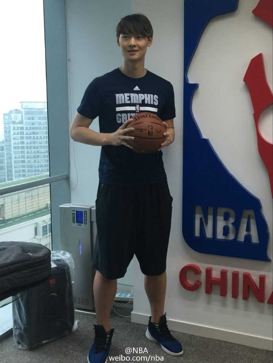 孟菲斯情缘开启,王哲林造访NBA中国总部 身披灰熊战袍,王哲林在NBA中国总部留下了梦开始的第一张定格,笑容里满是对未来的憧憬。