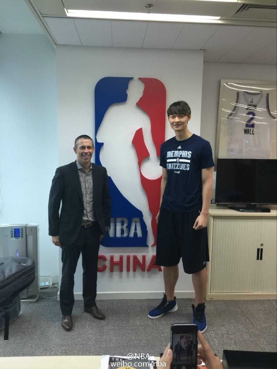 孟菲斯情缘开启,王哲林造访NBA中国总部 王哲林面对着镜头比出胜利手势,轻松的神态背后,是对未来NBA生涯跃跃欲试的自信与期待。