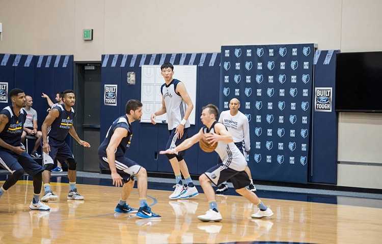 训练间隙，周琦与助教进行交流，他认真聆听的神情显示出对提升自身力量和对抗水平的渴望与专注。