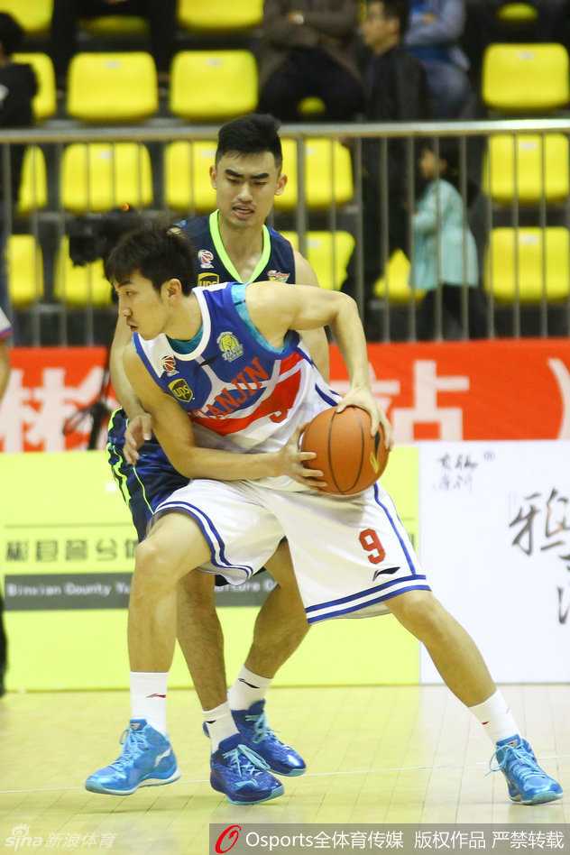 季前赛彬县站群雄逐鹿,广东天津上演巅峰对决 广东队年轻球员高尚全力起跳,长臂伸展试图封盖天津队张智涵的投篮,这次外线之间的攻防对决体现了年轻球员的拼劲和活力。