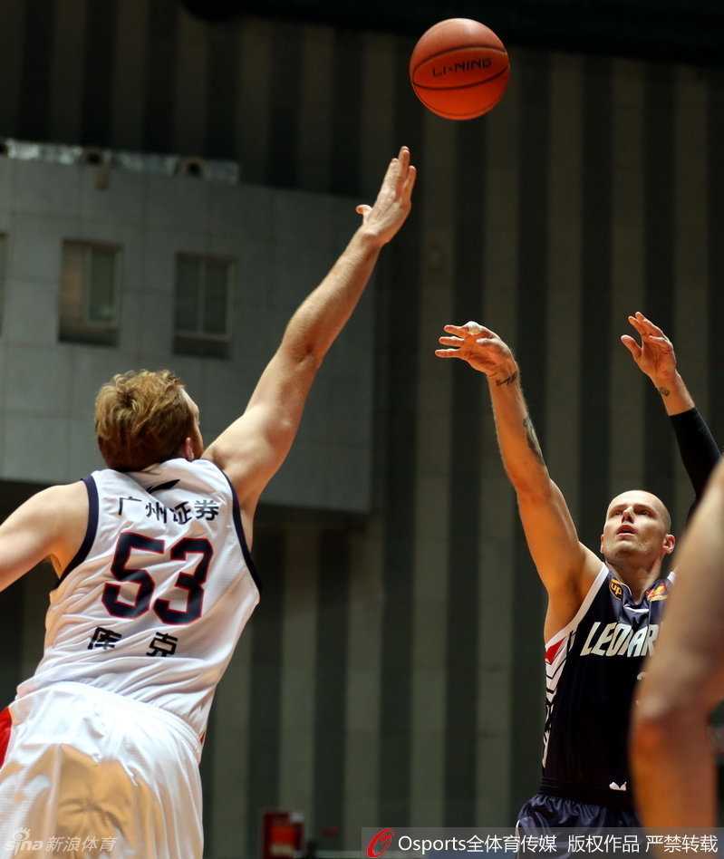 刘炜赛后拥抱对手，英雄相惜