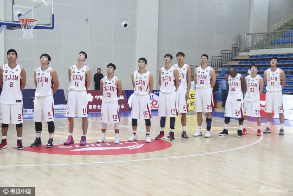 季前赛烽烟起群雄逐鹿 新星闪耀CBA赛场 深圳队射手高高跃起,在空中微微一滞,柔和的手感将球稳稳送入篮筐。这记标志性的跳投,展现了球员扎实的基本功和强大的自信。