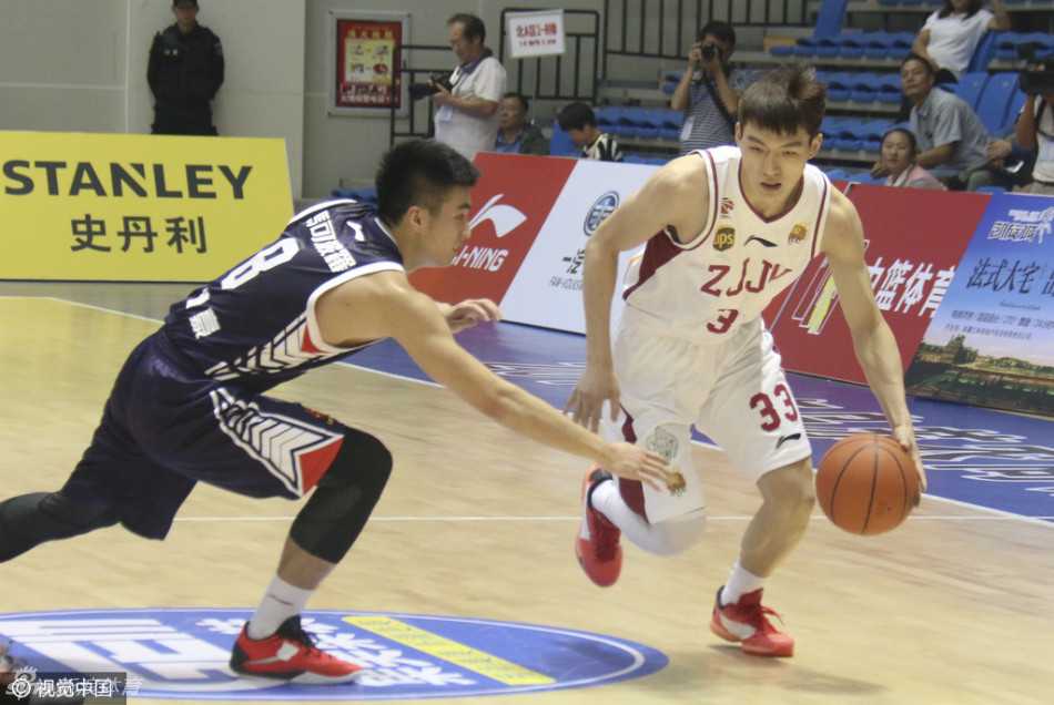 季前赛烽烟起群雄逐鹿 新星闪耀CBA赛场 周琦现身赛场边,他身披外套,神情专注地看着场上发生的一切。即使作壁上观,他那独特的身高和天赋依然让他成为全场的焦点。