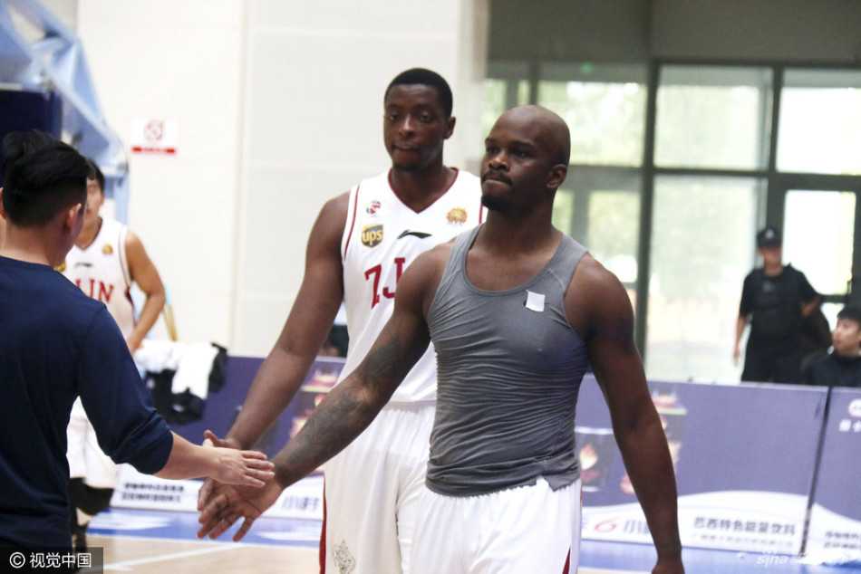 季前赛烽烟起群雄逐鹿 新星闪耀CBA赛场 庄严的国歌声中,浙江与深圳的将士们肃穆而立,眼神中既有对胜利的渴望,也饱含着对国家的崇高敬意。