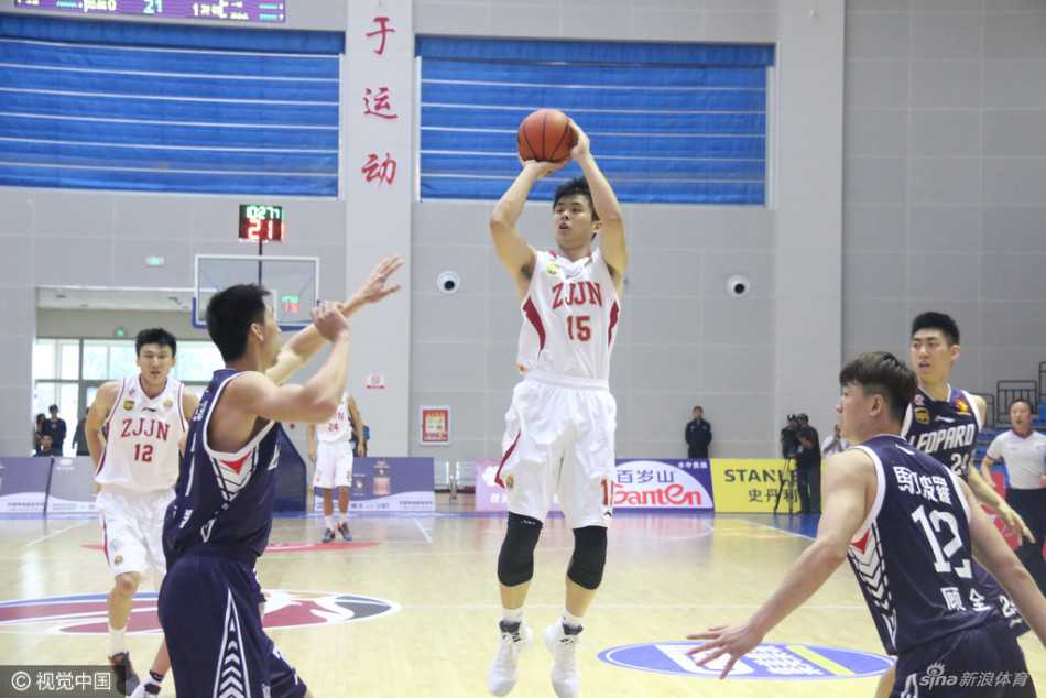 季前赛烽烟起群雄逐鹿 新星闪耀CBA赛场 篮下瞬间成为肌肉丛林,深圳队与浙江队的几名大汉同时起跳,手臂交织,为了一个篮板球展开最原始的肌肉碰撞,雄性荷尔蒙气息扑面而来。