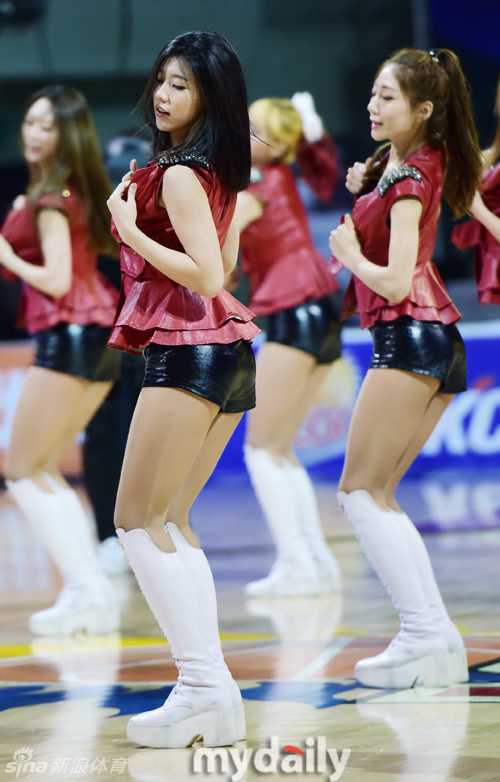 季后赛激战正酣 篮球宝贝热舞点燃全场激情 拉拉队姐妹在季后赛舞台上整齐划一,抚胸热舞眼神暧昧,瞬间引爆全场球迷的热情