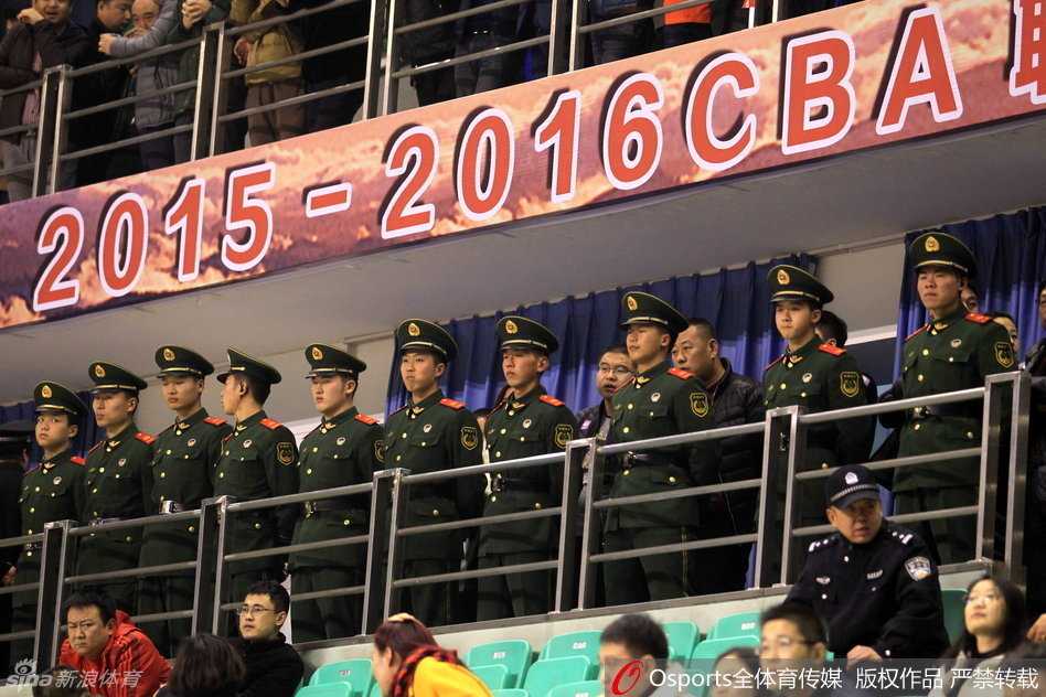 场边的武警战士和消防员严阵以待，他们身姿挺拔，目光时刻关注着看台动向，成为赛场边一道独特而令人安心的风景。