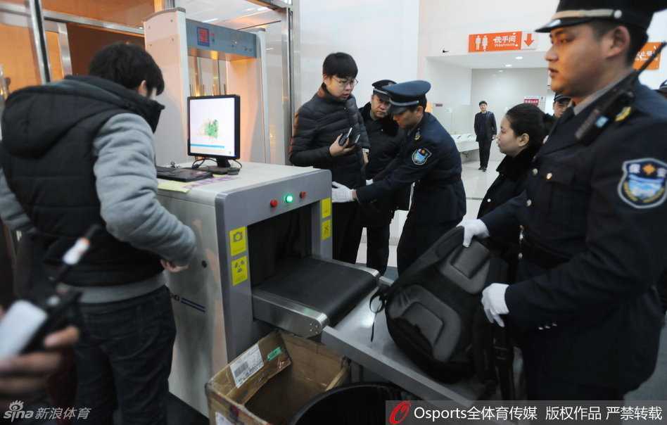 郭艾伦带伤上阵，眉骨处的伤痕依然清晰可见，他在浙江队外援的严密防守下依然毫无畏惧，眼神坚毅地持球突破。