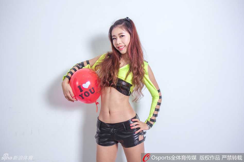 三位宝贝齐舞瞬间，皮裤修饰出流畅的身体线条，动感活力