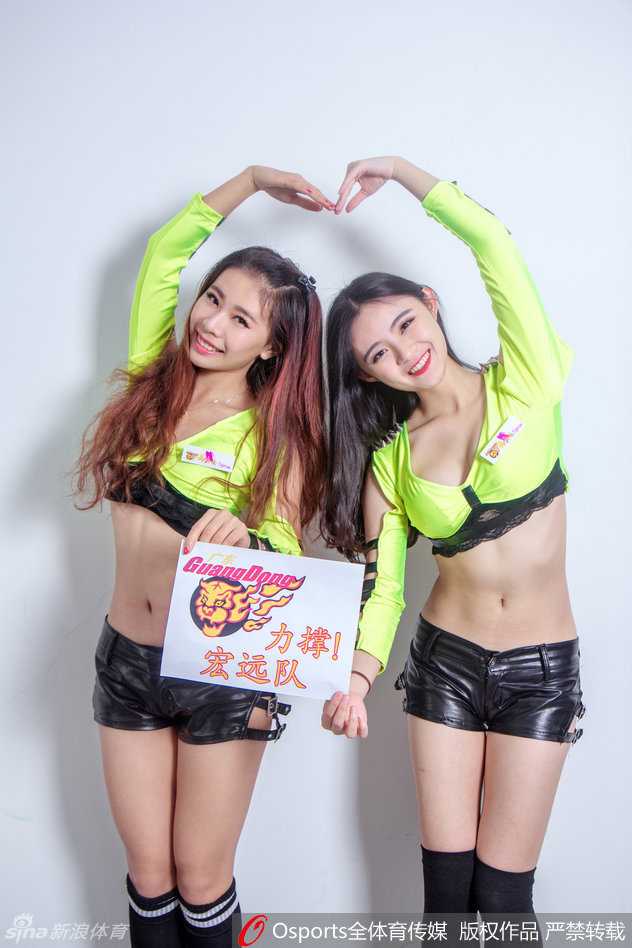 宝贝们围成圆阵，中心舞者劈叉展示扎实基本功，皮裤增添酷飒气质