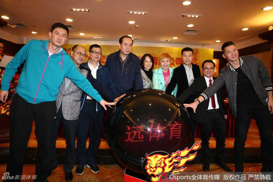 宏远拓土新蓝图,锋雨助阵青训营——广东宏远体育培训扬帆起航 发布会现场迎来高潮环节,杜锋、朱芳雨以及俱乐部高层领导们并肩站定,众人面对镜头露出微笑,共同按下启动球,标志着广东宏远体育发展有限公司正式扬帆起航。