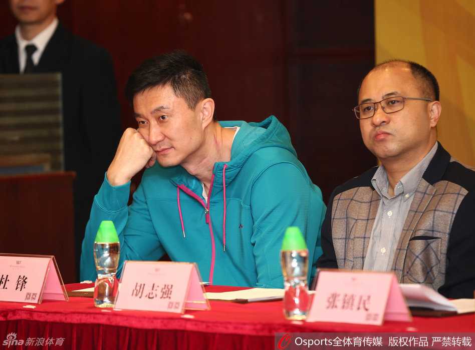 宏远拓土新蓝图,锋雨助阵青训营——广东宏远体育培训扬帆起航 在宏远体育公司成立仪式现场,杜锋坐在嘉宾席前排,身体微微前倾,双手轻轻交叠,眉宇间透露着思考,聚精会神地聆听着嘉宾关于体育教育前景的发言。