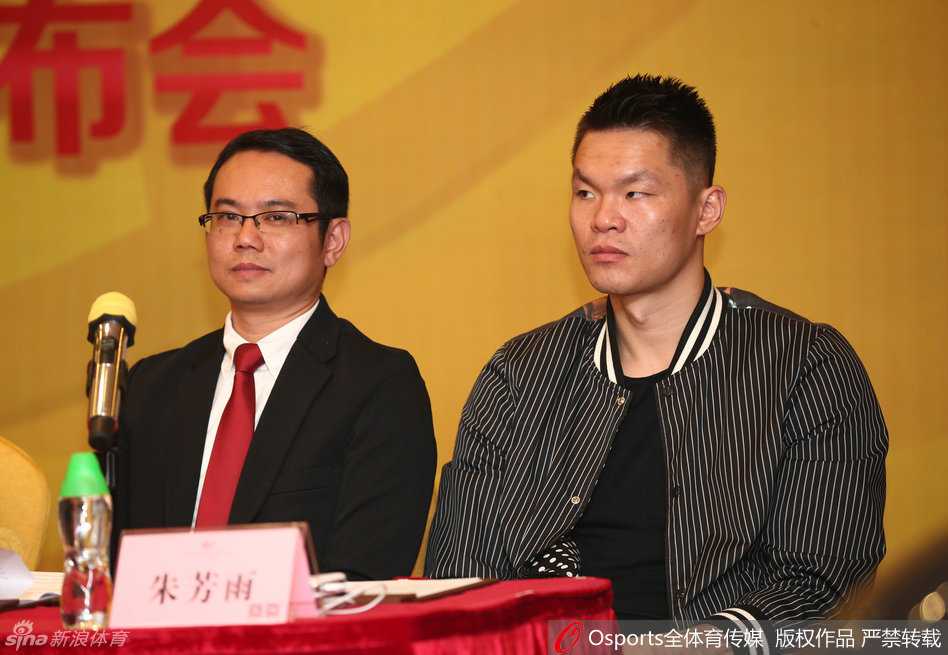 宏远拓土新蓝图,锋雨助阵青训营——广东宏远体育培训扬帆起航 新闻发布会的尾声,所有嘉宾移步台前进行大合影,朱芳雨与杜锋并肩站在核心位置,面带微笑,与广东省篮协及东莞市体育局的领导共同记录下这一历史瞬间。