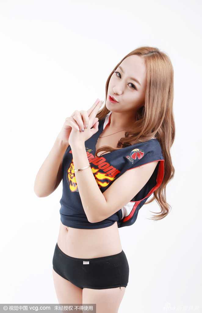 写真中她轻咬下唇，眼神迷离，流露出若有若无的性感风情，白皙肌肤与极致美颜相得益彰，展现了成熟女性的独特韵味。