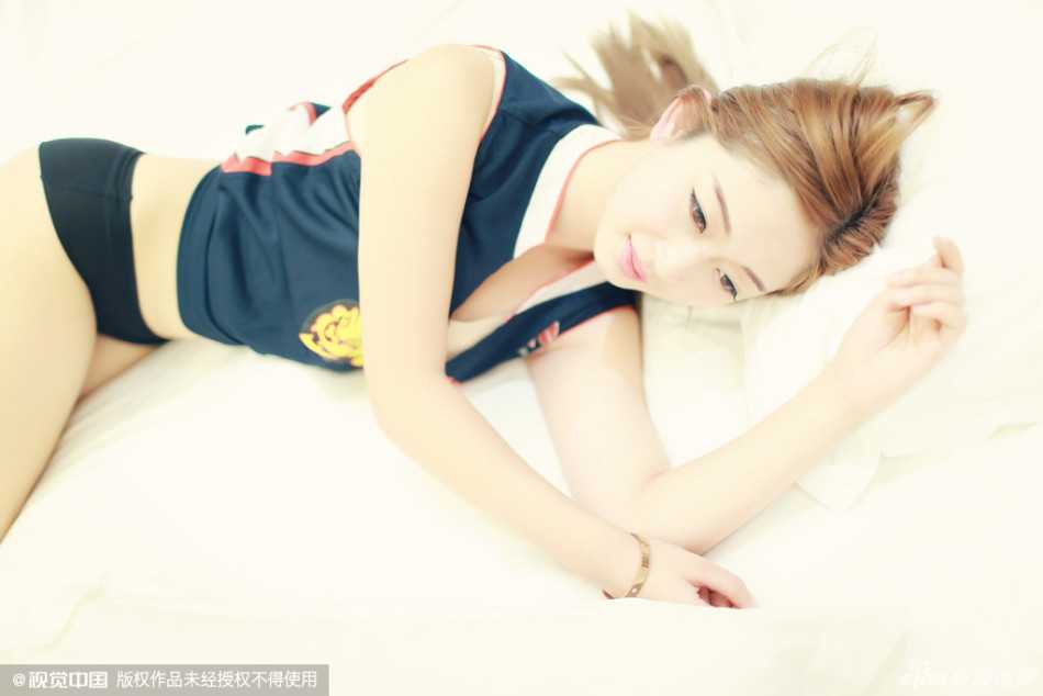 宝贝高举宏远队旗，旗帜迎风烈烈作响，她身穿运动背心与热裤，马尾辫高高扬起，英姿飒爽如同出征的女战士，背后记分牌上宏远领先的数字格外醒目