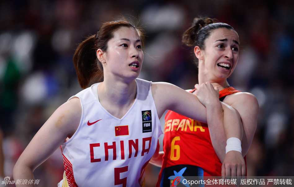 赵志芳犹如精灵般穿梭于高大对手之间，她以犀利的突破撕开防线，用一次次精准的传球串联起全队的进攻。