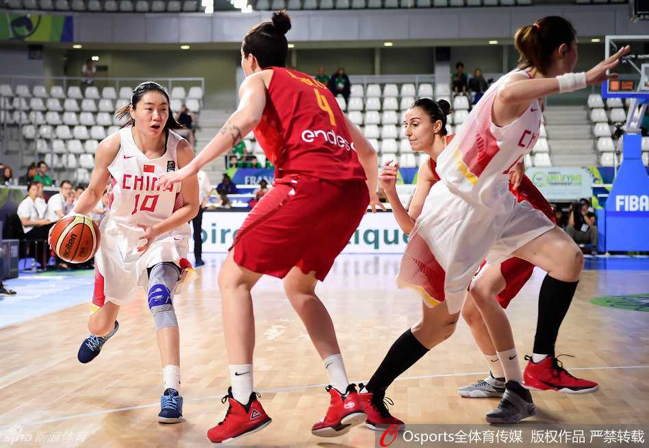 比赛暂停期间，女篮替补席一片紧张气氛，队员们神情专注地聆听战术布置，团队凝聚力在这一刻无声胜有声。