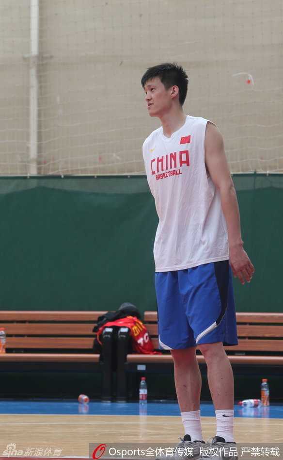 宫鲁鸣挂帅男篮海埂苦练 周鹏李根谈笑间冲刺里约 男篮队长周鹏在训练间隙化身为“助教”,神情认真地收拾着战术板,这一细节彰显出他作为球队领袖的责任感与担当。