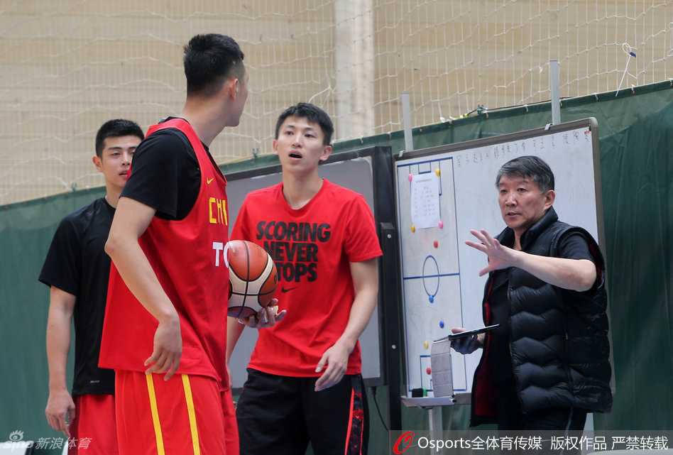 宫鲁鸣挂帅男篮海埂苦练 周鹏李根谈笑间冲刺里约 男篮功勋教头宫鲁鸣神情专注,在训练场上对球员进行细致入微的手把手指导,眼神中透露出对弟子们的严格要求与殷切期望。