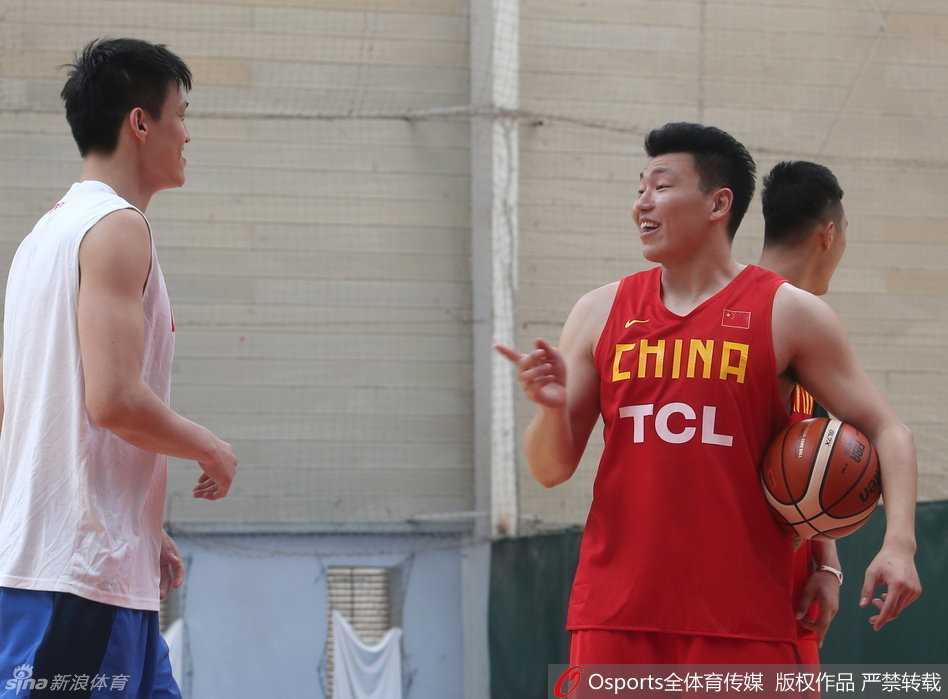 宫鲁鸣挂帅男篮海埂苦练 周鹏李根谈笑间冲刺里约 训练场上的好兄弟李根与周鹏开怀畅谈,两人笑容灿烂,仿佛在分享刚才投篮命中的喜悦,轻松的氛围感染着在场的每一个人。