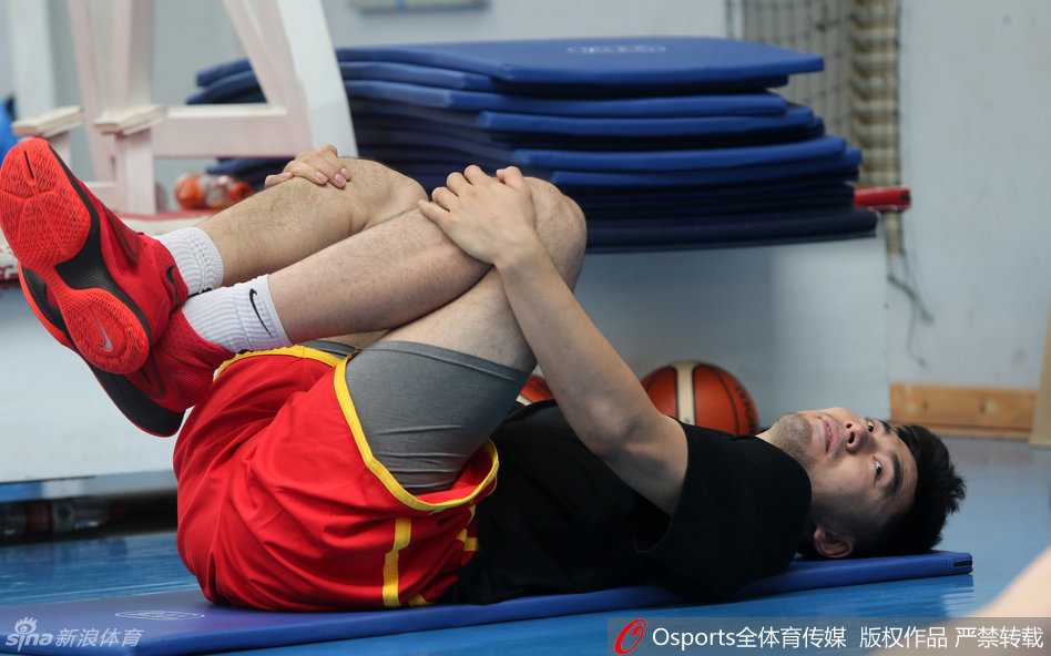 宫鲁鸣挂帅男篮海埂苦练 周鹏李根谈笑间冲刺里约 队长周鹏与锋线尖刀翟晓川在训练间隙窃窃私语,两人神情专注地交流着战术心得,仿佛在商讨如何在场上“击溃”对手的防线。