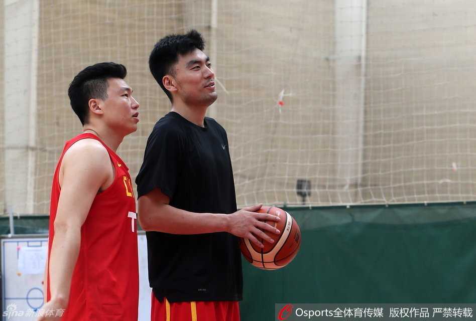 宫鲁鸣挂帅男篮海埂苦练 周鹏李根谈笑间冲刺里约 内线悍将李晓旭利用训练间隙放松身体,尽管竞争激烈且伤病未愈,但他的脸上依然挂着轻松的笑容,享受着高原集训的每一刻。