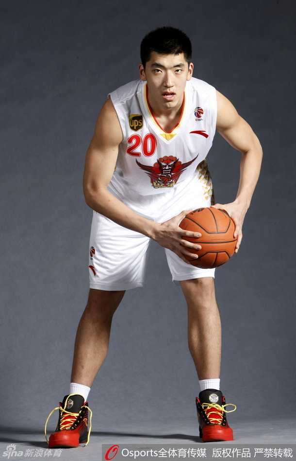 在完成一次精彩的篮下进攻后，陶汉林张开双臂激情庆祝，他的怒吼点燃了全场球迷的热情。