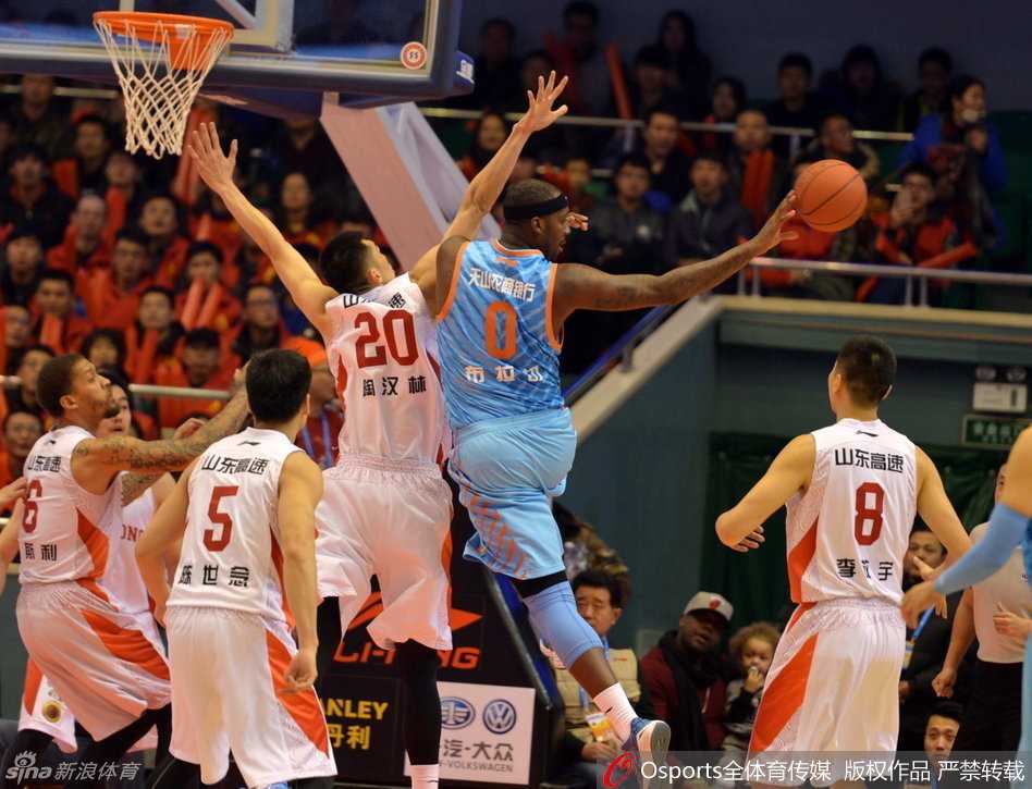 李根如同推土机一般背身单打，凭借强壮的核心力量顶开防守者，在身体失衡前柔和地将球挑进篮筐