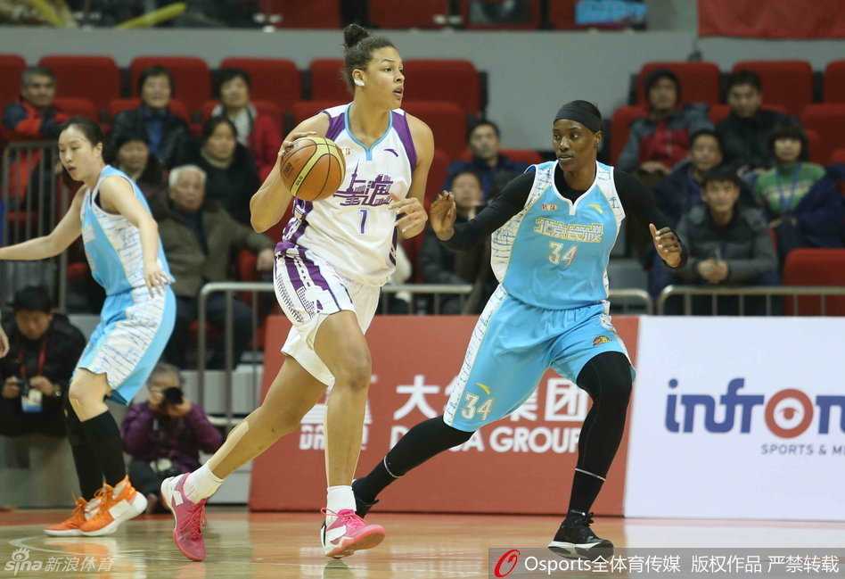 坎贝奇与福尔斯肌肉碰撞的瞬间，两位女巨人怒目相视，篮下的方寸之地成为寸土必争的战场。