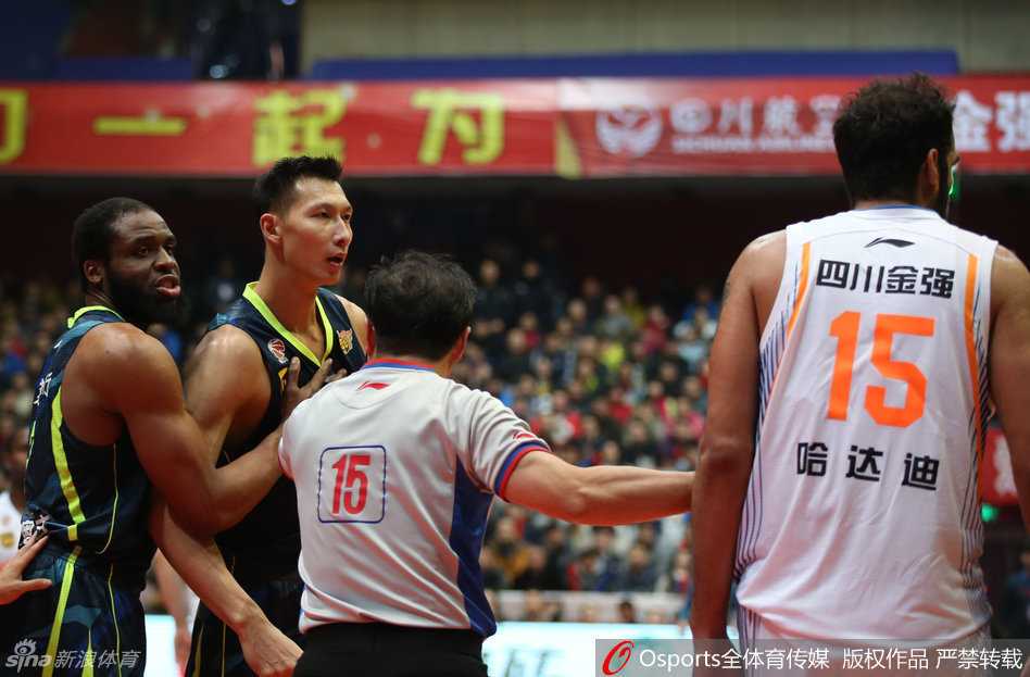 宿敌之怒!阿联哈达迪篮下顶牛,回顾那些年火星撞地球的恩怨 在万人聚焦的篮球场上,易建联与哈达迪两位巨汉互不相让,面部因激烈对抗而扭曲,眼神中喷射出愤怒的火花,仿佛要将对手点燃。