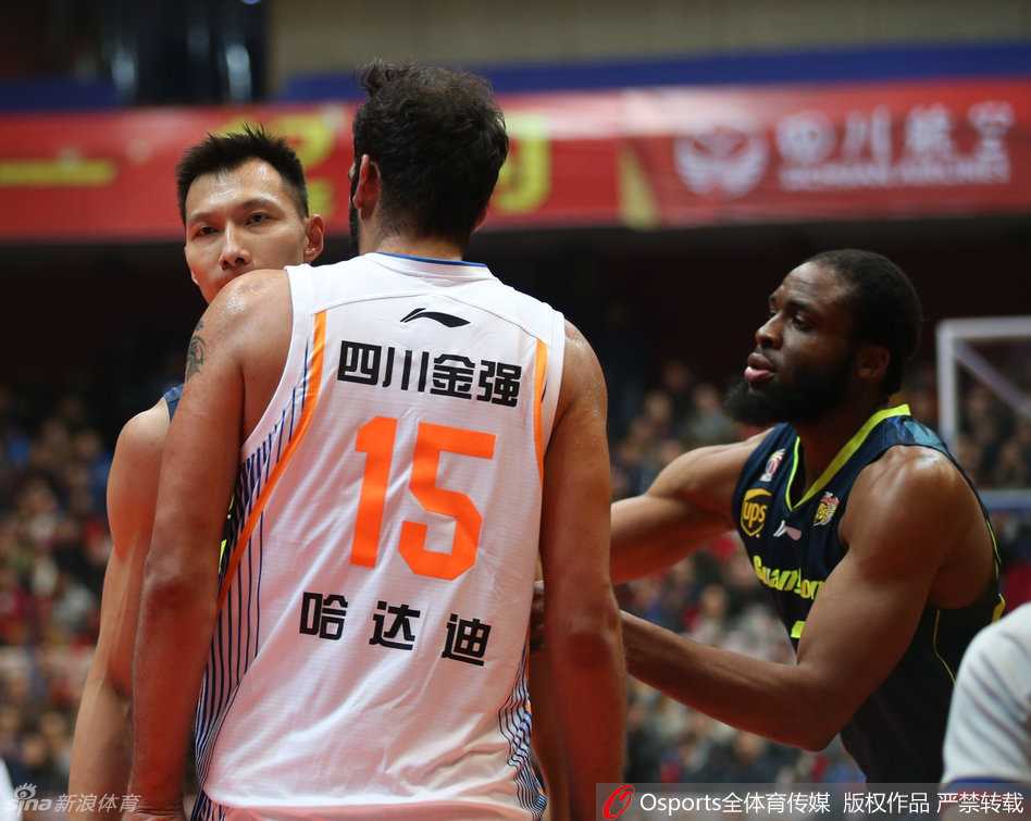 宿敌之怒!阿联哈达迪篮下顶牛,回顾那些年火星撞地球的恩怨 哈达迪也不甘示弱,在队友的劝阻下依然试图向前迈步,他挥动着长臂,嘴里不停地说着什么,似乎在向阿联和全场观众解释,又或是在回击对方的挑衅。