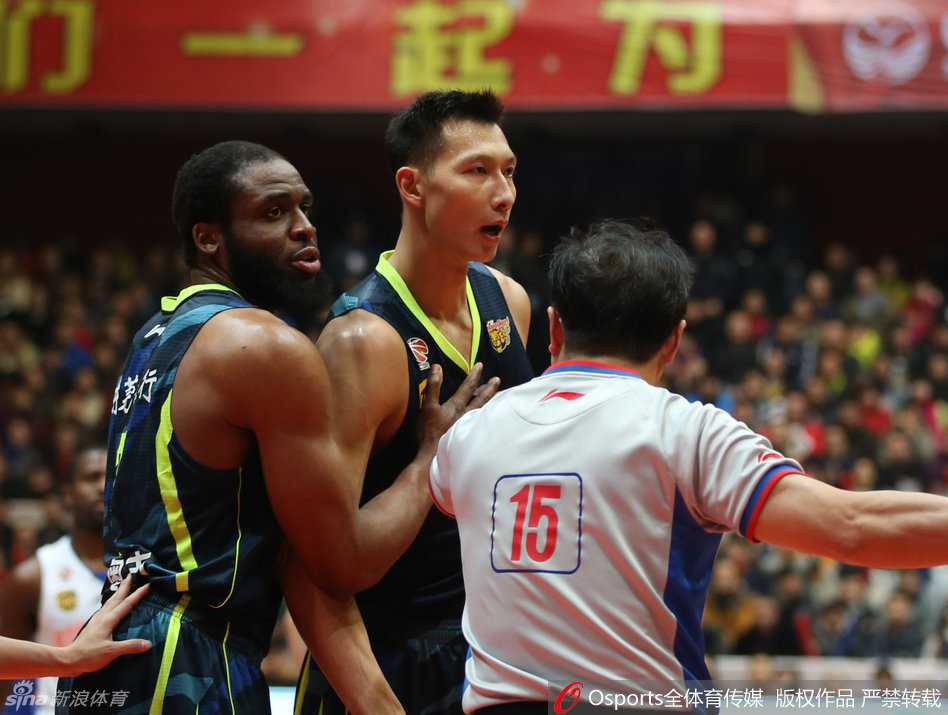 宿敌之怒!阿联哈达迪篮下顶牛,回顾那些年火星撞地球的恩怨 双方队友迅速赶来,广东队的球员紧紧环抱住阿联的腰部,试图将他拉离冲突中心;四川队的队员也挡在哈达迪身前,用手势和言语安抚着这位情绪激动的队友。