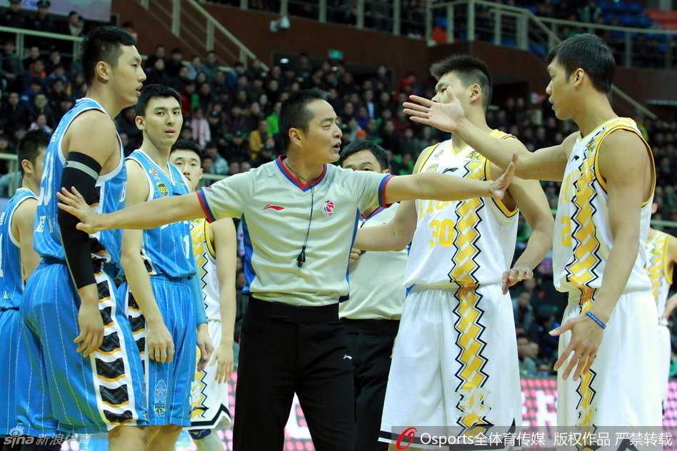 广厦队球员们紧紧纠缠在一起，拼命想要拦住杀红了眼的北京队员，场上一片混乱，仿佛古罗马的角斗场，充满了血腥与斗志。