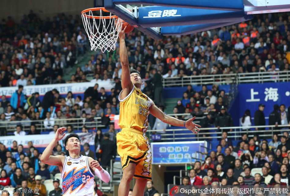 宿敌对决与激情碰撞:回顾CBA那些经典战役 上海队核心刘晓宇在广厦队员严密防守下,如利刃般强行突破,眼神中透出必胜的决心