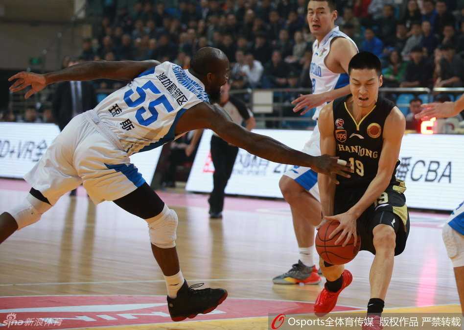 宿敌对决与激情碰撞:回顾CBA那些经典战役 青岛队琼斯持球加速强行突破,防守球员全力跟防却仍慢一步,只能目送他直杀篮下