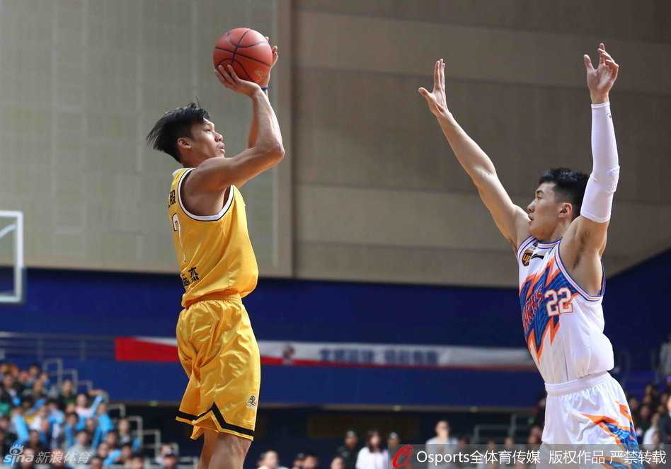 宿敌对决与激情碰撞:回顾CBA那些经典战役 青岛队外援琼斯面对山东队员的奋力补防,在空中对抗后依然寻找出手机会,肌肉碰撞的激烈感扑面而来