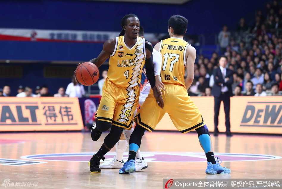 宿敌对决与激情碰撞:回顾CBA那些经典战役 上海队球员为外援弗雷戴特送出扎实掩护,弗神借势摆脱防守,准备上演标志性的精准投射