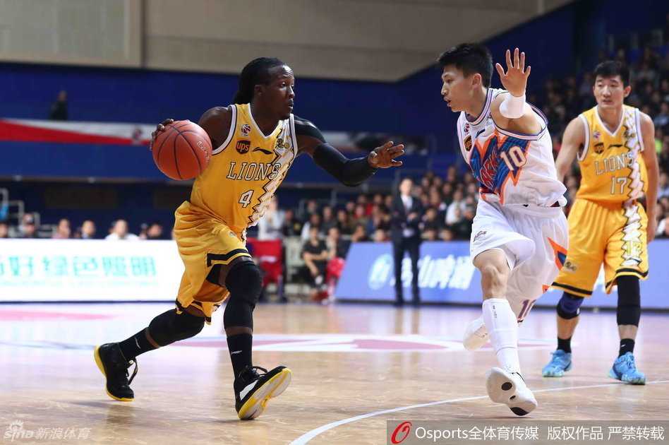 宿敌对决与激情碰撞:回顾CBA那些经典战役 广厦队魂林志杰运球晃动后突然干拔,出手姿势美如画,篮球在空中划出完美弧线飞向篮筐